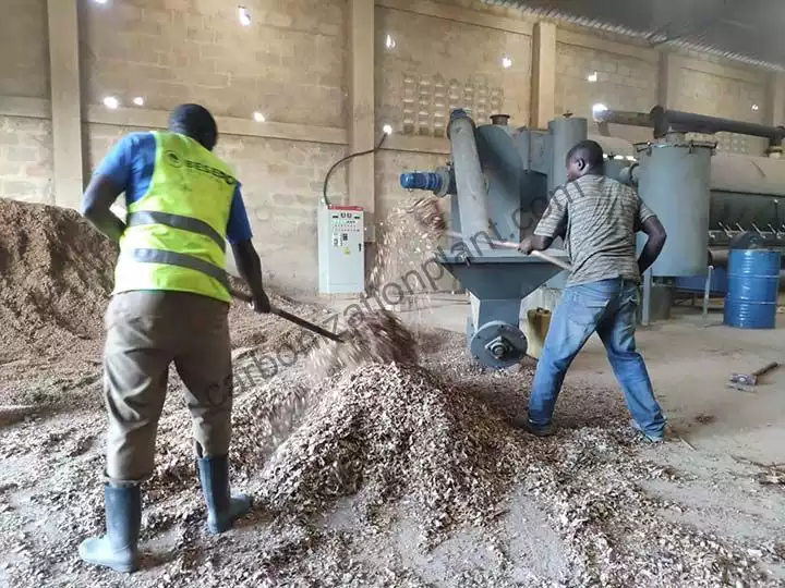 La machine à charbon Shuliy a exporté vers l'Ouganda, les clients ont déjà installé l'usine de fabrication de charbon de bois et ont commencé à fabriquer du charbon de bois.