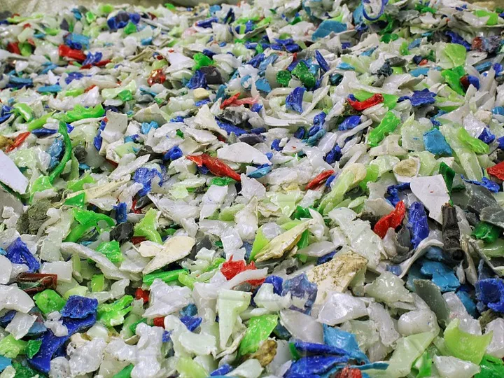 Mixed plastic flakes