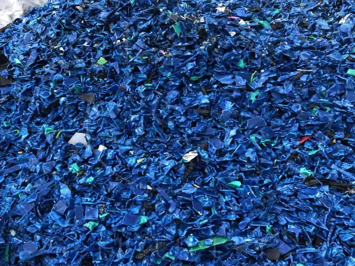 Separated plastic flakes