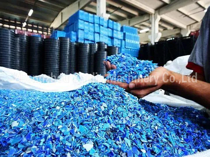 Separated plastic flakes